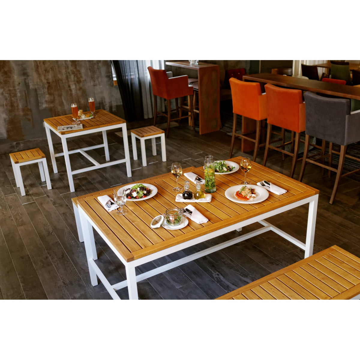 Tisch GIANT LOW 80 x 80 cm aus Aluminium mit Robinienholz (Akazie)